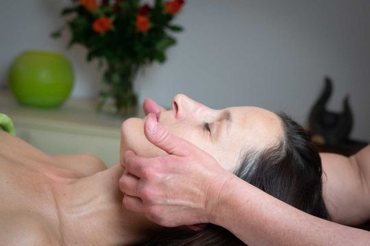 Christine Kropf führt Lymphdrainage durch